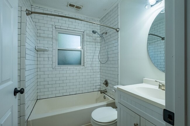 Building Photo - Charming 2 bedroom, 1 bath house