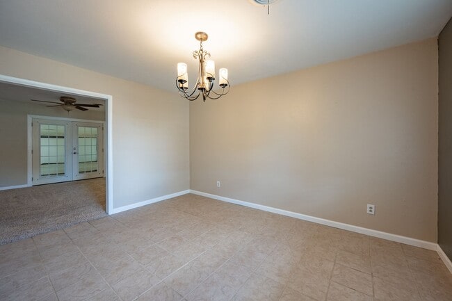 Building Photo - 3 bed 2 bath Near school/park