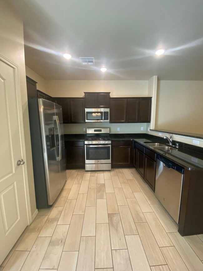 Building Photo - Beautiful 3 Bedroom 2.5 Bathroom House Ava...