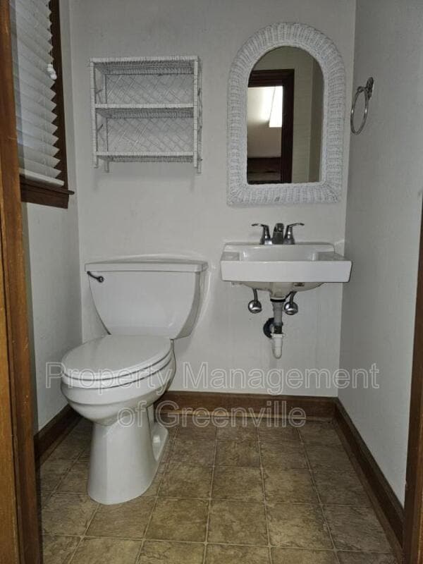 Building Photo - 104 S Orchard Dr