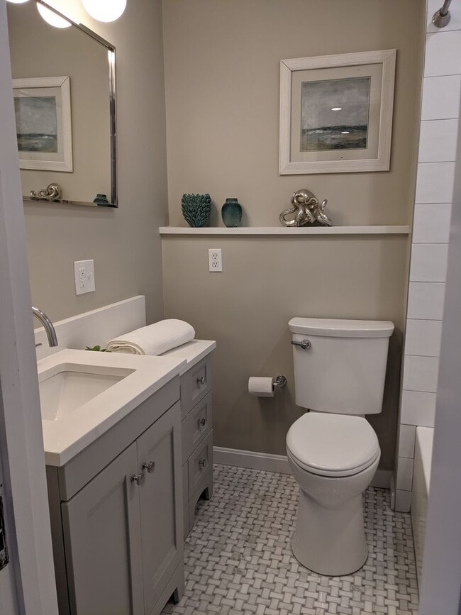 Building Photo - Kenmore Square recently renovated x-large 1 bedroom with parking for June 1!