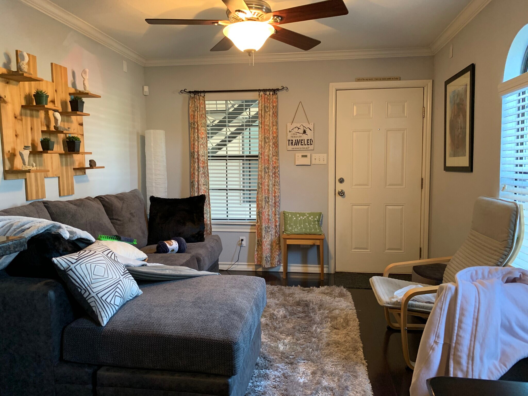 Cozy 1x1 condo at 45th St and Duval in Austin Tx. Living area - 407 E 45th St #116