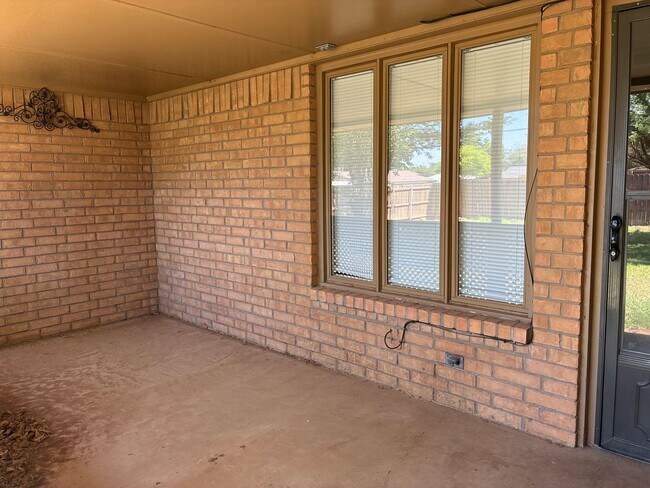 Building Photo - Three bedroom, two bath home available for lease!