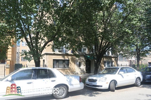 Building Photo - 816 W Waveland Ave