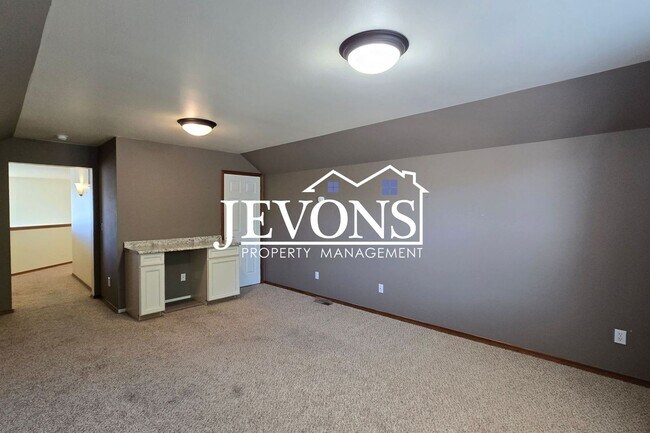 Building Photo - Coming soon! 3 Bed / 2.5 Bath Single-Family Home in West Yakima