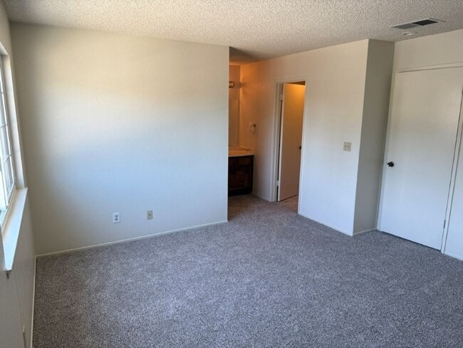 Building Photo - Updated 4 Bedroom 2.5 Bath Vacaville *Star...