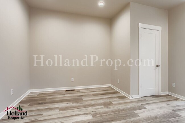 Building Photo - **Price drop: $2395 + $150.00 off for your first 3 months**- Lovely 3 bedroom home in Hillsboro