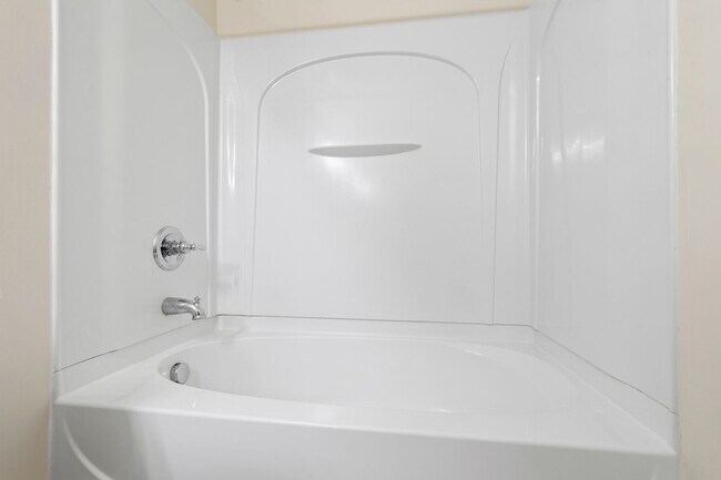 Building Photo - Charming 2-Bedroom Townhome in Desirable R...