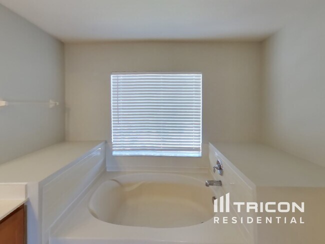 Building Photo - 1009 Nodding Shade Dr