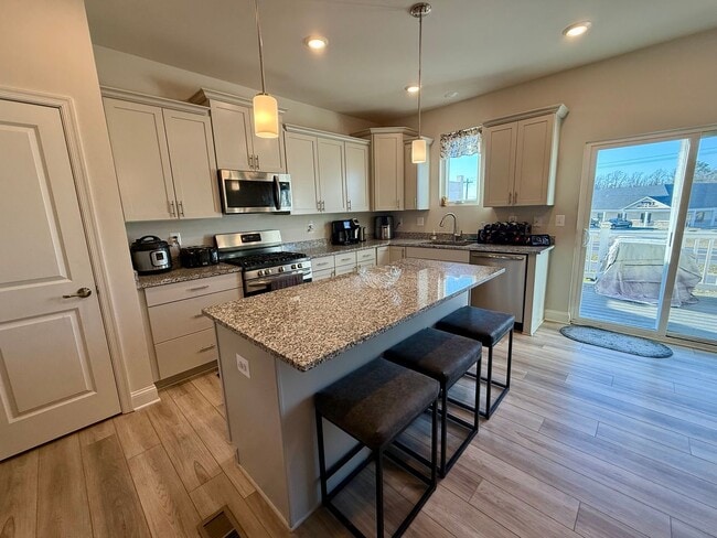 Building Photo - Plantation Lakes a golf community with numerous amenities for residents to enjoy.