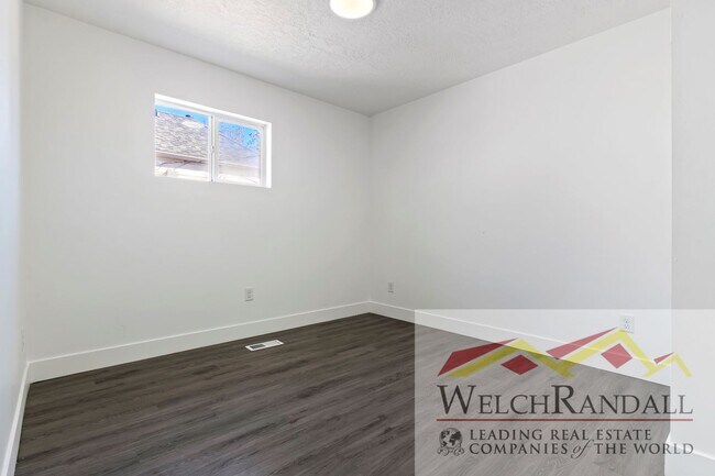 Building Photo - 3 Bed 1 Bath Available Duplex in Murray! $...