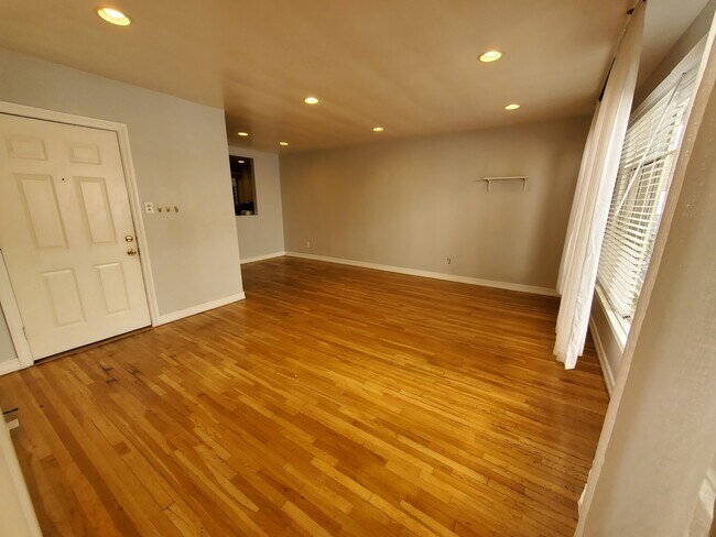 Building Photo - 920 Westbourne Dr