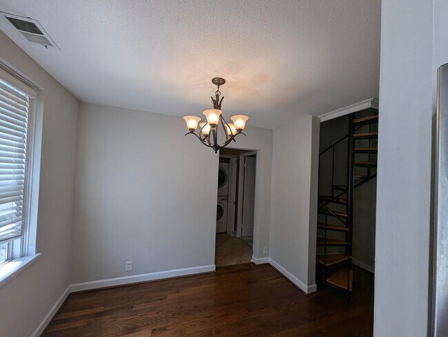 Building Photo - Stunning And Spacious 2-Level, 1 Bedroom, ...