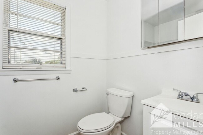 Building Photo - Super cute, updated 2 bedroom home