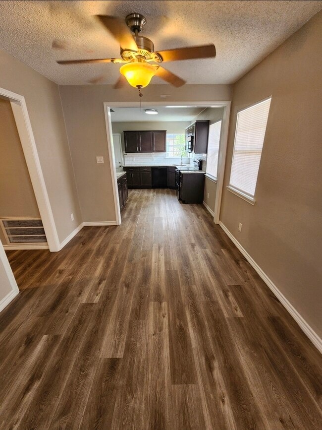 Building Photo - 3 bed 2 bath, move in ready!