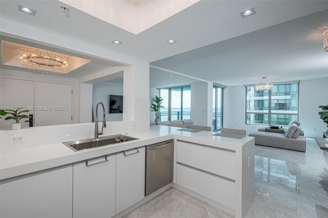 Building Photo - 3535 S Ocean Dr