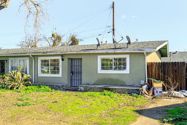 Building Photo - Spacious 2 bedroom / 1 bath renovated home...