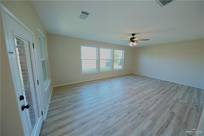 Building Photo - 27 Fern Ave W