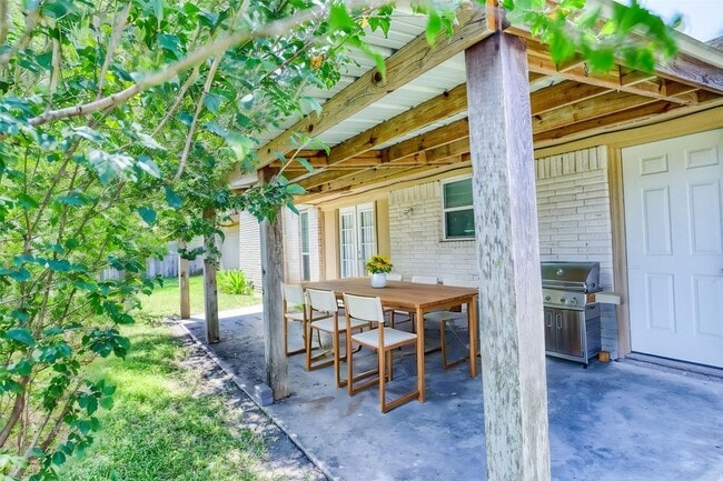 Building Photo - 607 Rosewood Dr