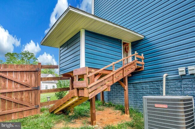 Building Photo - 2211 Camp Geary Ln