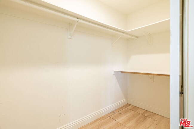 Building Photo - 445 S Mansfield Ave