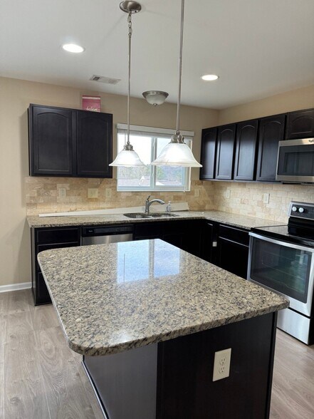 Building Photo - 1620 Shire Village Dr