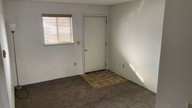 Building Photo - 2 Bedroom 1 Bath Park Place Apartment