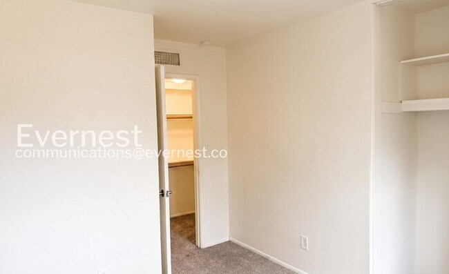 Building Photo - 3Bed/2Bath with Fenced Yard/ Available Now!