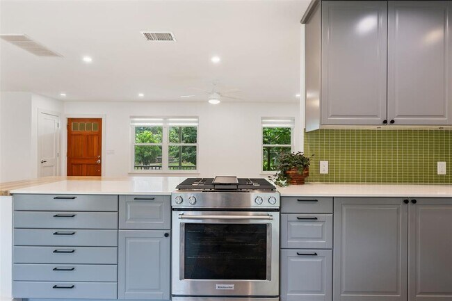 Building Photo - 2606 W 48th St
