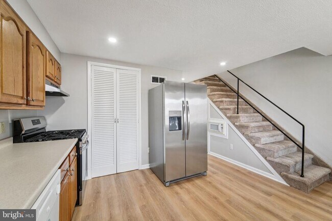 Building Photo - 7926 Bank St