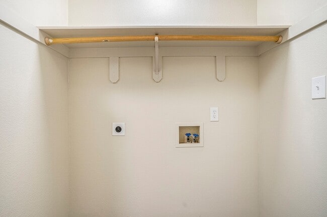 Building Photo - 2200 Brookes St