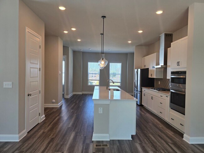 Building Photo - Modern Urban Elegance Meets Functionality