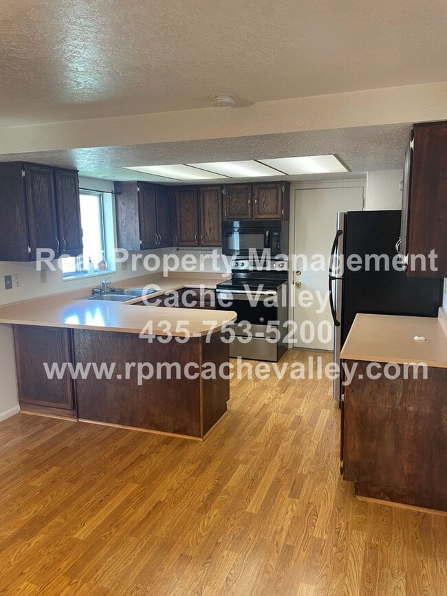 Building Photo - A Pet Friendly 4 Bed, 3 Bath House in Nort...