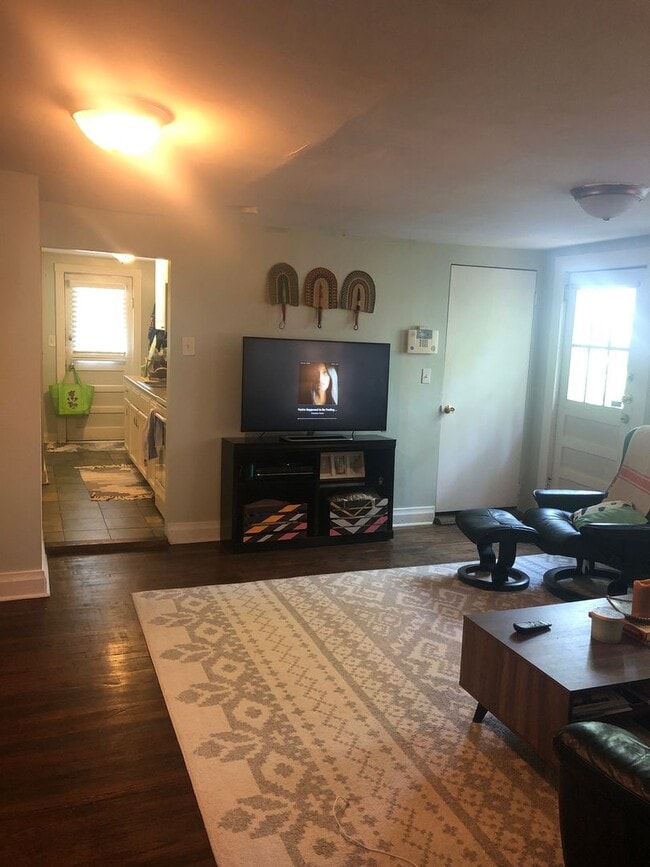 Primary Photo - Charming 2 Bed/ 1 Bath upstairs Apartment ...