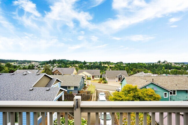 Building Photo - Spacious 4 bed, 3 bath home with sprawling...