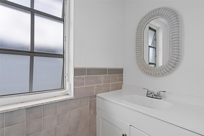 Building Photo - 9010 Gardens Glen Cir