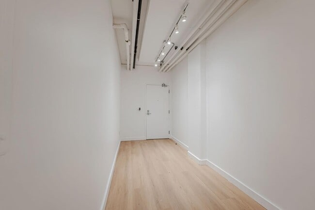 Building Photo - 645 W 9th St