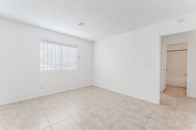 Building Photo - Downstairs unit B. One of a Kind Apartment with 2 bedrooms and 2 bathrooms with Laundry Room, Vie...
