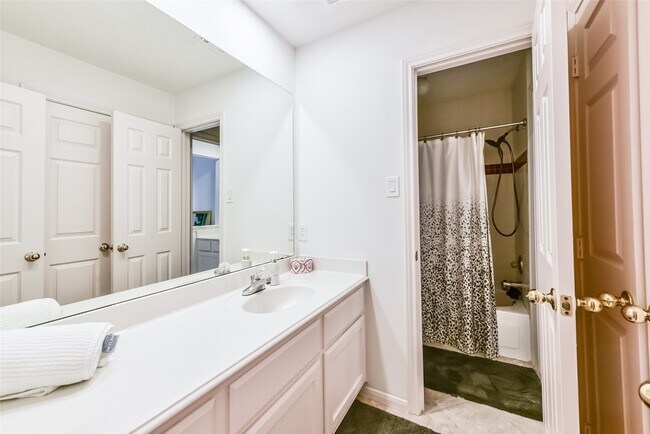 Building Photo - 1322 Blackthorne Dr
