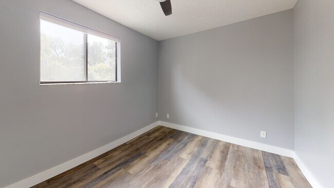 Building Photo - 107 E 16th Ave