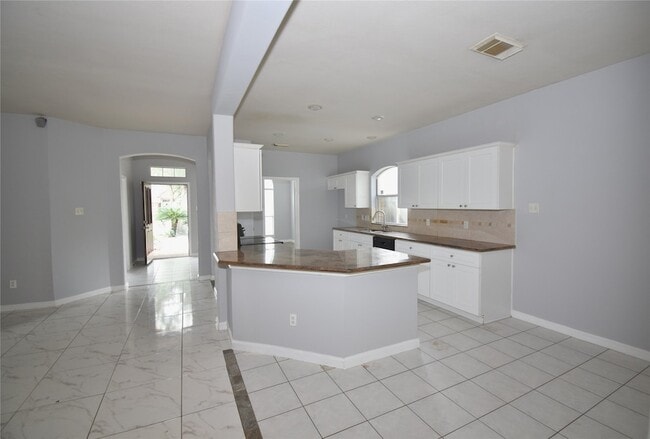 Building Photo - 20703 Whitevine Way