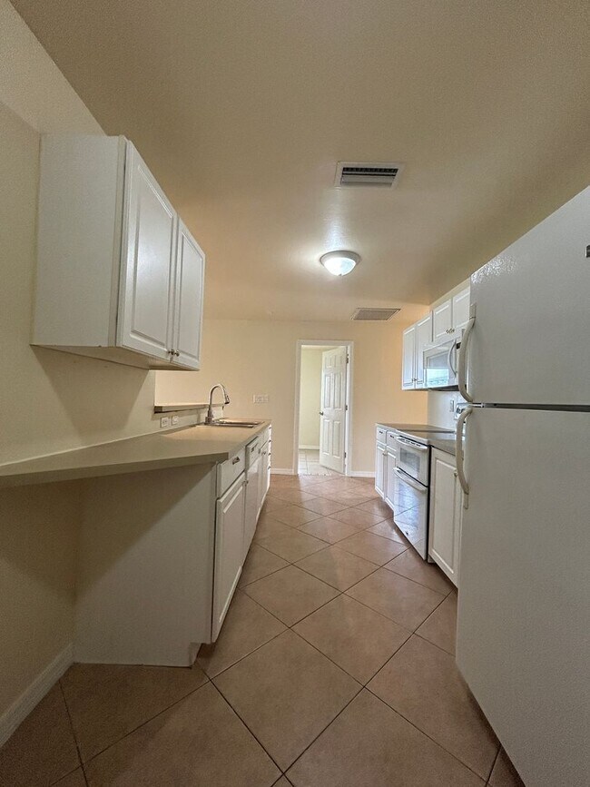 Building Photo - Welcome Home! Spacious 3-Bedroom, 2-Bathro...