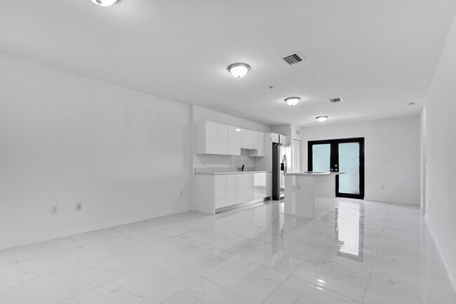 Building Photo - Goulds 4 Bed Triplex