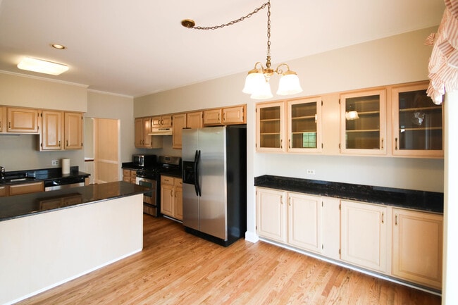Building Photo - 648 W Parkside Dr