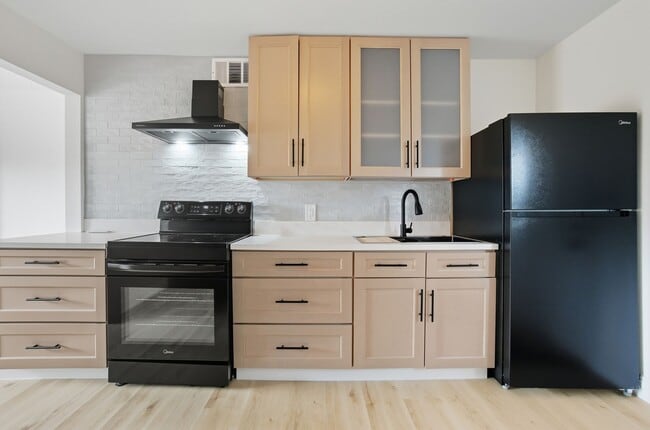 Building Photo - Fully Remodeled 2BR with Modern Upgrades &...