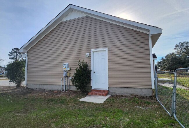 Building Photo - 208 S Ginger Dr