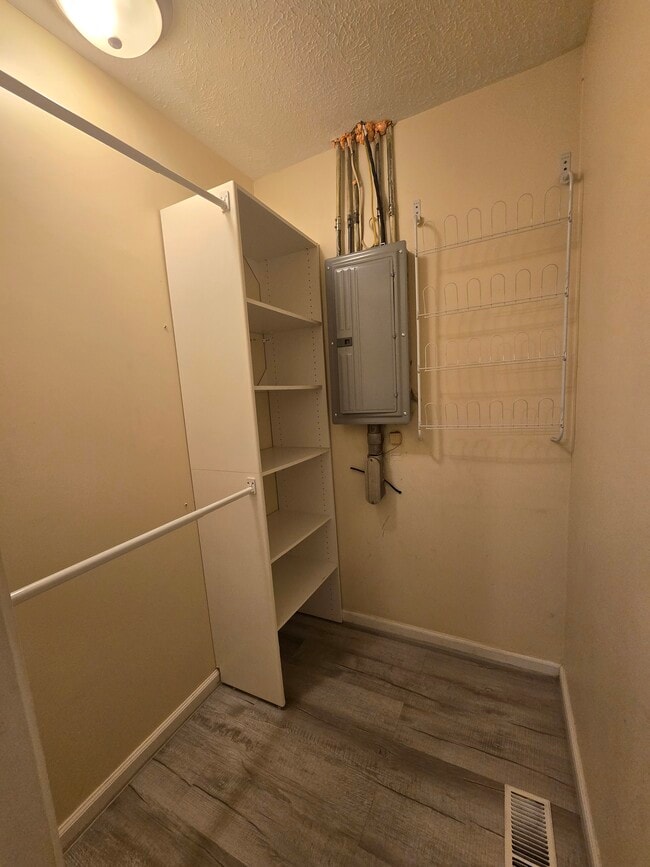 Building Photo - 811 Marvin St