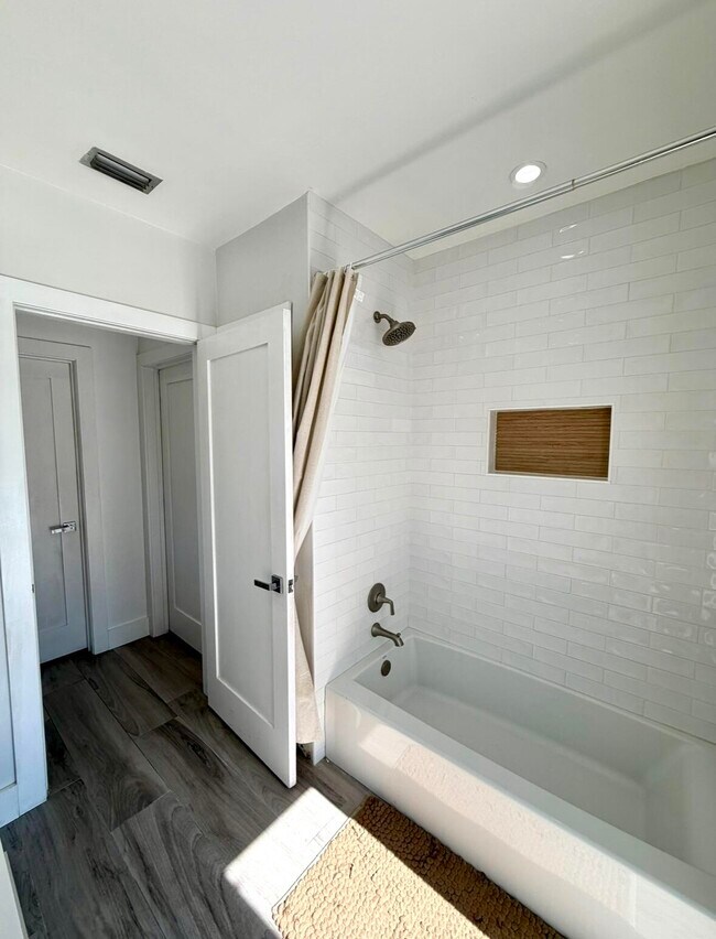 Building Photo - 100 SW 11th Ave