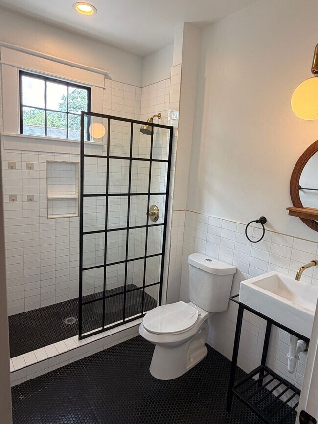 Building Photo - Spacious 2BD/2BA on Poland in Bywater