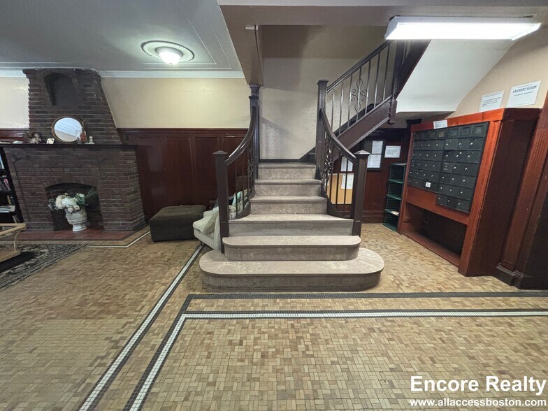 Building Photo - 2045 Commonwealth Ave